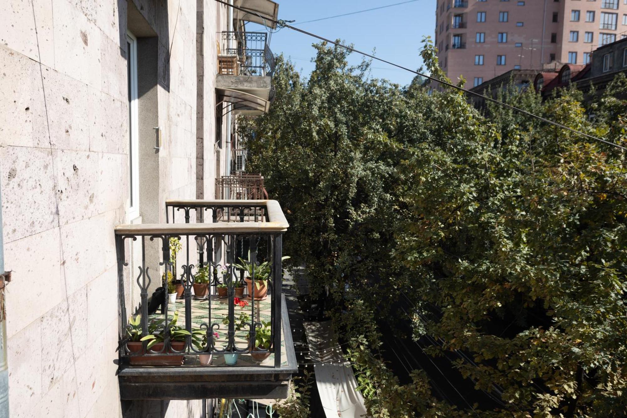 2Br Apt Centre Balcony To Saryan St View By Keygo 11 Apartment Yerevan Exterior photo