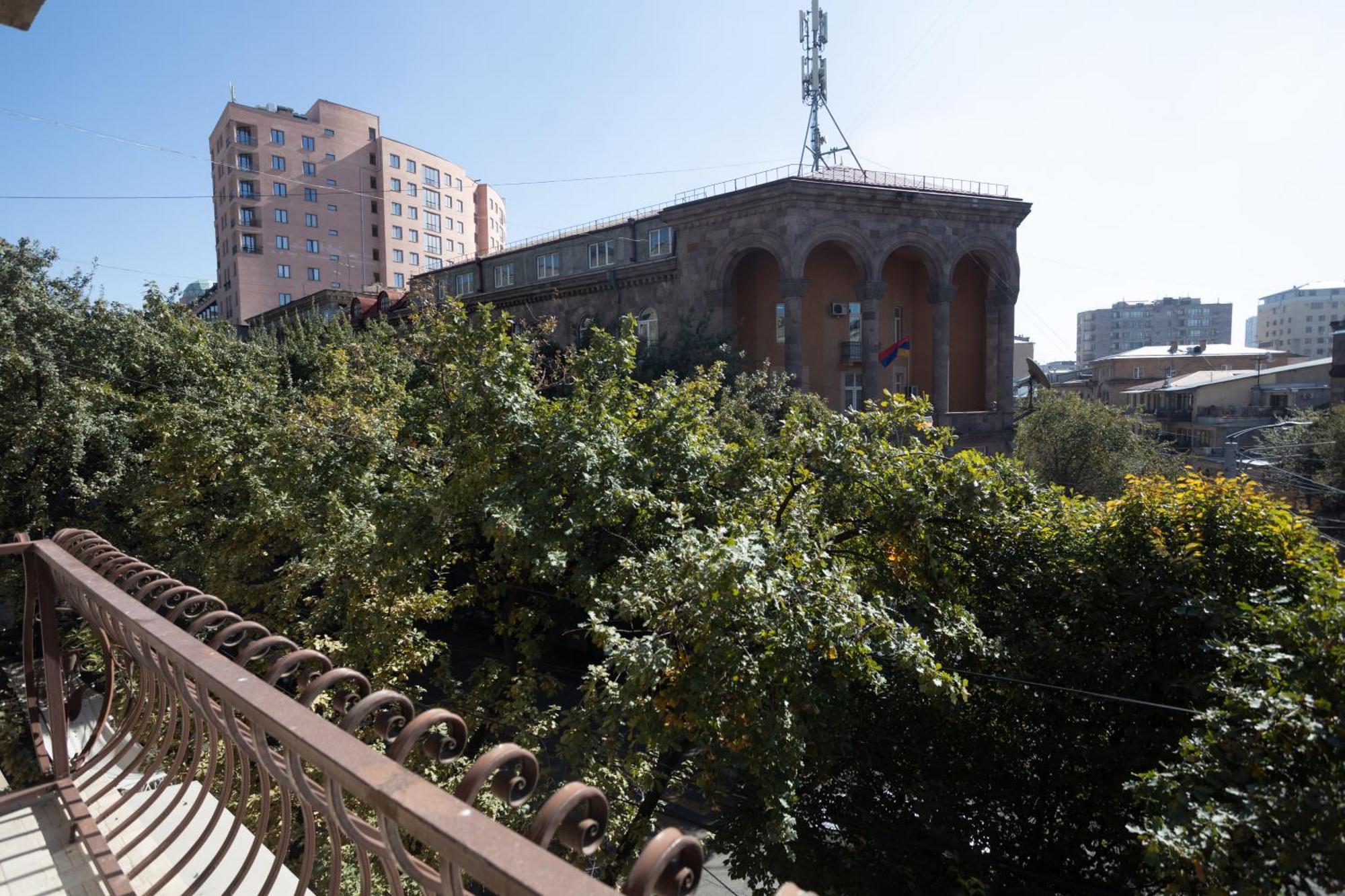 2Br Apt Centre Balcony To Saryan St View By Keygo 11 Apartment Yerevan Exterior photo